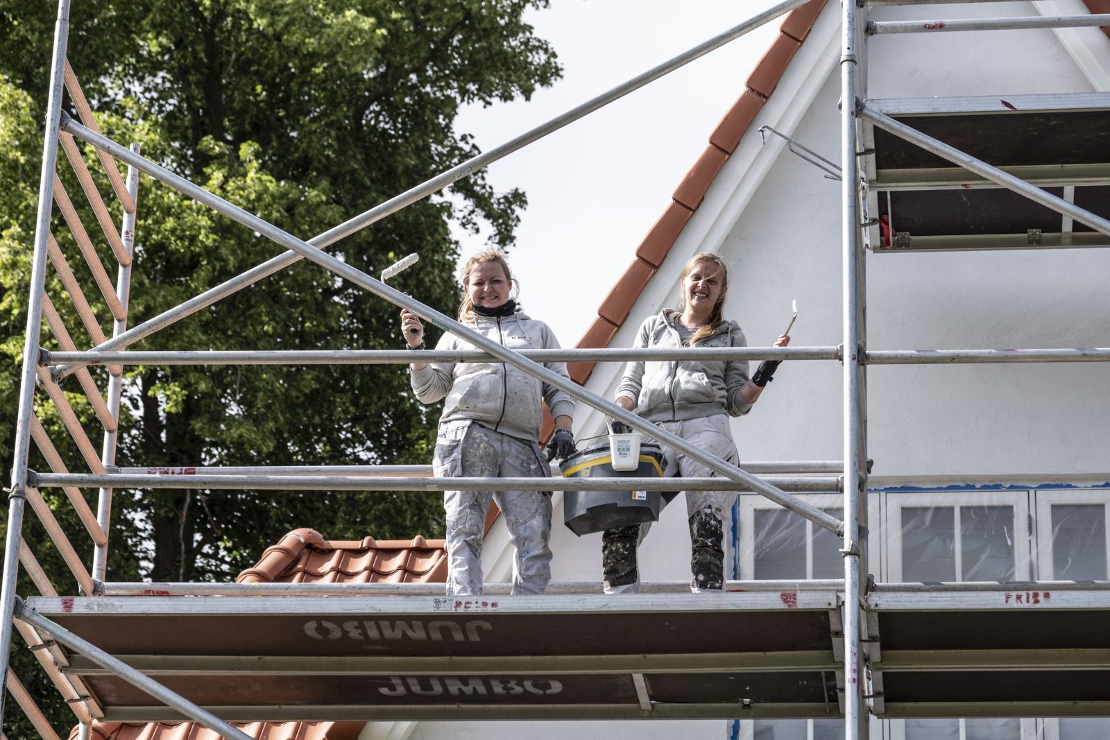 Malere fra Pribo maler husfacade fra stillads i Vordingborg